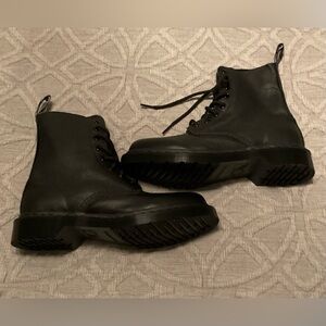 NWOT Dr. Martens Lace Up Boots